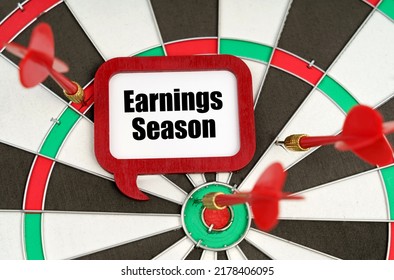 Business Concept. On The Darts Are Darts And A Sign With The Inscription - Earnings Season