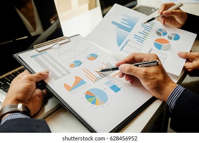 ما هي دراسة الجدوى؟ Business-concept-people-discussing-charts-260nw-628456952