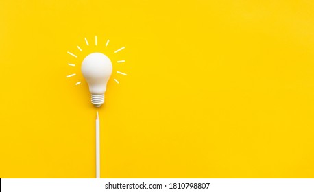 Business Kreativität und Inspiration Konzepte mit Glühbirnen und Bleistift auf gelbem Hintergrund. Erfolgsmotivation.Denken Sie an große Ideen