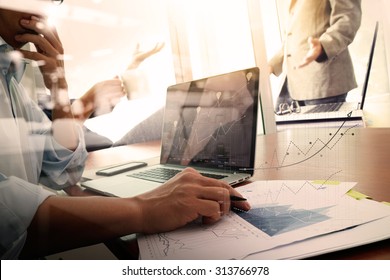 Geschäftsunterlagen auf Bürotisch mit Smartphone und Laptop-Computer und Grafik mit sozialem Netzwerkdiagramm und zwei Kollegen, die Daten im Hintergrund diskutieren