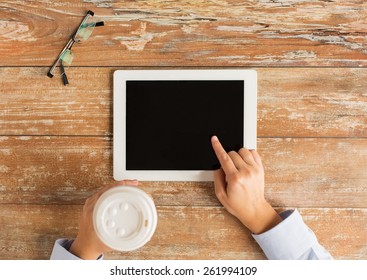 Geschäfts-, Bildungs-, Menschen- und Technologiekonzept - Nahaufnahme von Händen von Frauen, die mit dem Finger auf den Computer zeigen, schwarzer Bildschirm mit Kaffeetasse und Brille