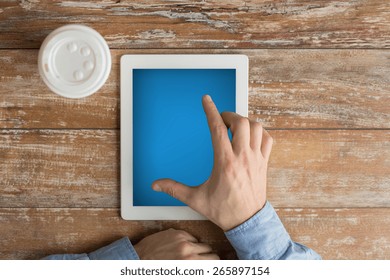 Geschäfts-, Bildungs-, Menschen- und Technologiekonzept - Nahaufnahme männlicher Hände mit Tablet-PC und Kaffeepapaptbecher auf Tisch