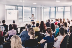 Simposio Sulle Imprese E L'imprenditorialità. Relatore Che Tiene Un Discorso Durante Una Riunione Di Lavoro. Udienza Nella Sala Conferenze. Vista Posteriore Del Partecipante Non Riconosciuto Nel Pubblico.