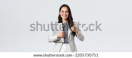 Business, finance and employment, female successful entrepreneurs concept. Confident good-looking therapist or businesswoman in white suit, holding laptop and showing thumbs-up