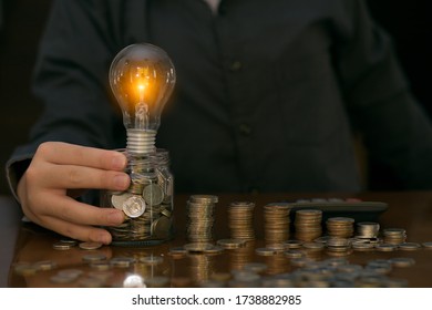 Finanzierung von Unternehmen und Einsparung von Stromeinsparungen durch die Verwendung von Handputzmünzen in Krug-Glas 