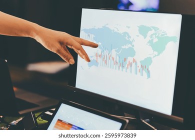 Mão financeira comercial apontando na tela do computador desktop com gráfico de diagrama