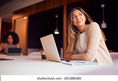 Geschäftsmädchen mit Laptop bei einer Sozialtreffen im Büro während einer Gesundheitskrise