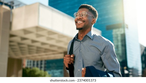 Negocio, feliz y caminante hombre negro en viaje por la ciudad, viaje al trabajo y sonrisa del inmobiliario en camino al edificio de oficinas. Felicidad, experto en carrera y agente inmobiliario africano en viajes matutinos a Nigeria