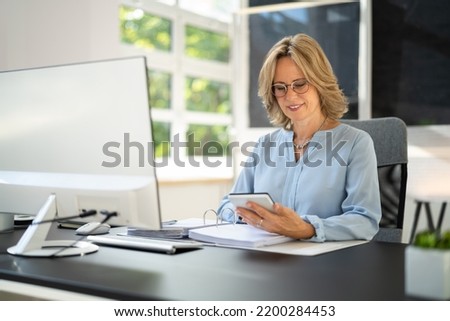 Business Invoice Tax Management. Accountant Using Monitor Foto stock © 