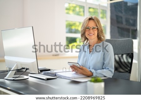 Business Invoice Tax Management. Accountant Using Monitor Foto stock © 