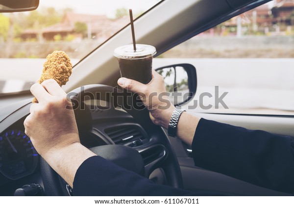 Geschaftsmann Der Auto Beim Essen Von Stockfoto Jetzt Bearbeiten 611067011