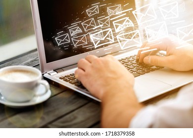 Geschäftsmann, der mit Laptop arbeitet, mit E-Mail-Illustration