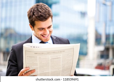 Geschäftsmann liest Zeitung