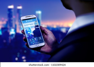 Homem de negócios com smartphone e aplicativo de home banking na tela. Banco móvel em um telefone celular, design de aplicativo.
