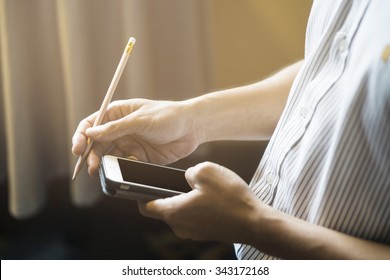 Geschäftsmann nutzt Kontaktdaten von mobile, um seinen Kunden zu kontaktieren