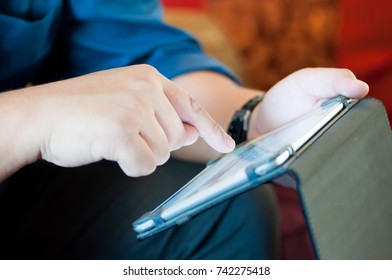 business man's using tablet