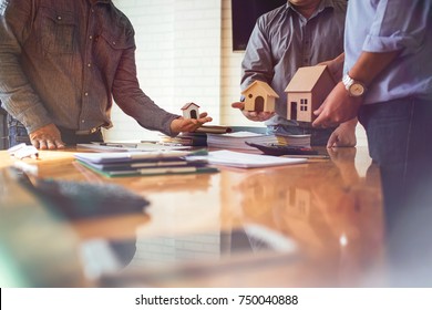 Business Meetings Of Real Estate Brokers And Company Presidents To Select A Model To Build A Housing Estate In Writing And Presenting To State Organizations.