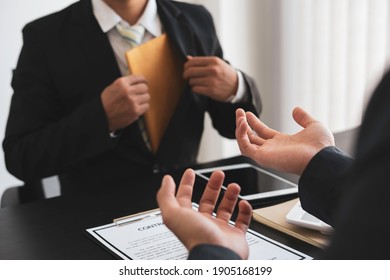 Business Men Pull Or Collect Illegal Money, Bribes In Brown Envelopes To Bribe His Partner In Illegal Business Practices, The Idea Of ​​giving And Receiving Illegal Bribes.