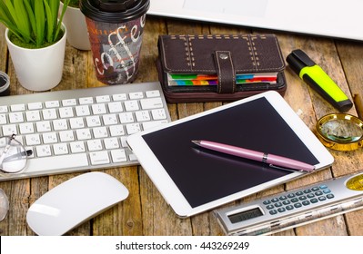 Business Objects office expanded in composition on a table