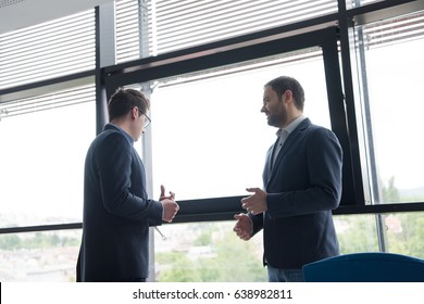 Geschäftspartner Shake Hands auf Treffen im modernen Bürogebäude