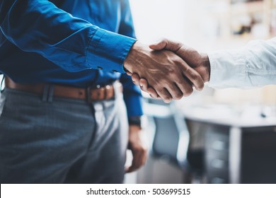 Handshake-Konzept der Geschäftspartnerschaft.Foto von zwei Geschäftsleuten, handshaking Prozess.Erfolgreicher Abschluss nach einem großen Meeting.Horizontaler, unscharfer Hintergrund