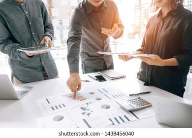 Geschäftsleute analysieren Investment Graph Treffen Brainstorming und Diskussion Plan im Sitzungssaal, Investitionskonzept