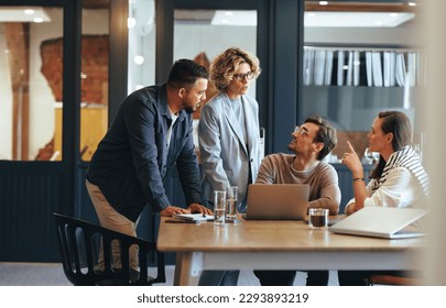 Geschäftsleute, die sich in einer digitalen Marketingagentur treffen. Gruppe von Fachleuten, die ein Projekt in einem Büro diskutieren. Teamarbeit und Zusammenarbeit in einem kreativen Arbeitsplatz. – Stockfoto
