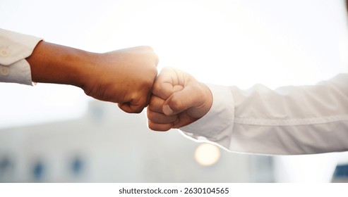 Gente de negocios, reuniones y ciudad con el puño para b2b, asociación o trabajo en equipo en el éxito. En primer plano, empleados o colegas con tacto en Acuerdo por buen trabajo, bien hecho o gracias en la ciudad