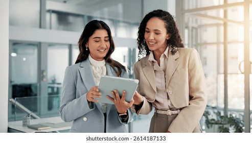 Negocios, personas y planificación con tableta en oficina para la previsión de ingresos, Comentarios de inversión o asesoramiento. Analista financiero, trabajo en equipo y feliz con el informe digital para la visión o discusión financiera