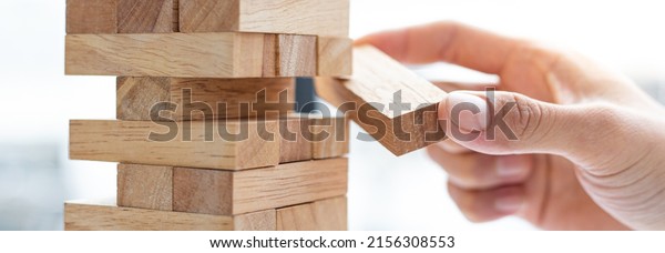 Business people play wooden games,
divide the average investment value of a business and jointly
manage risks, Alternative risk plan and strategy in
business.