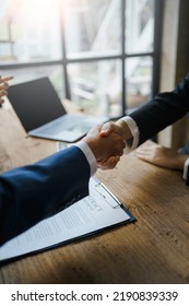 Business People Shake Hand To Confirm The Agreement In The Business Of Mutual Investment And Agree On A Unified Work Contract.