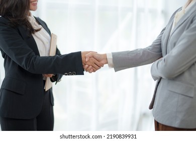 Business People Shake Hand To Confirm The Agreement In The Business Of Mutual Investment And Agree On A Unified Work Contract.