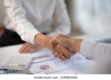 Business People Shake Hand To Confirm The Agreement In The Business Of Mutual Investment And Agree On A Unified Work Contract.