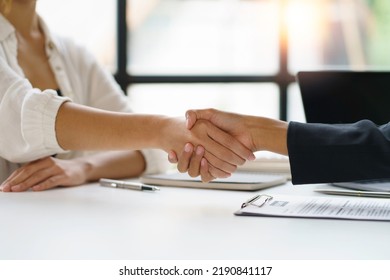 Business People Shake Hand To Confirm The Agreement In The Business Of Mutual Investment And Agree On A Unified Work Contract.