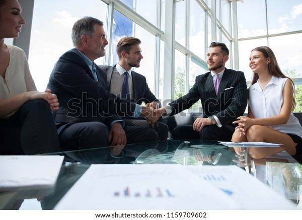 会議を終え 実業家が握手する 握手 ビジネスコンセプト の写真素材 今すぐ編集