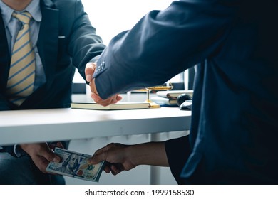 Business People Shaking Hands And Give An Under-the-table Bribe To An Attorney To Help A Lawyer Win A Court Case. Bribery And Kickback Ideas Fraud And Fraud