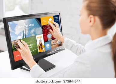 Business-, People-, Technologie- und Massenmedien-Konzept - Frau mit Webseiten auf Computer-Touchscreen im Büro