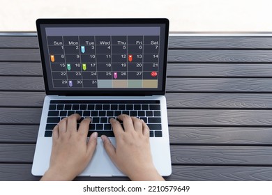 Business People Using Laptop With Appointment Reminder To Calendar And Organizer Agenda.Event Planners Use Timetables And Agendas To Arrange And Schedule Events. Taking Notes On His Virtual Calendar.