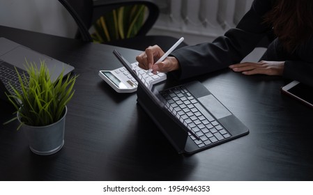 Business People Using Pen,tablet,notebook Are Planning A Marketing Plan To Improve The Quality Of Their Sales In The Future