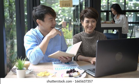 Business People Work Earnestly In A Coffee Shop.