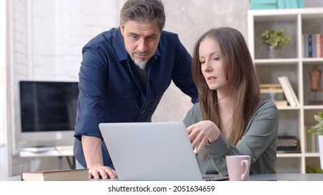 Geschäftsleute, die mit Laptop-Computern im Büro arbeiten. Happy Paar arbeitet von zu Hause am Schreibtisch. Gespräche, Treffen, Zusammenarbeit, Unternehmer, Berater.