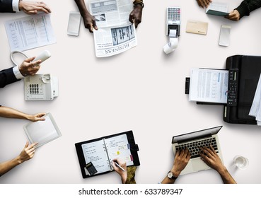 Geschäftsleute nutzen Laptop-Agenda-Drucker