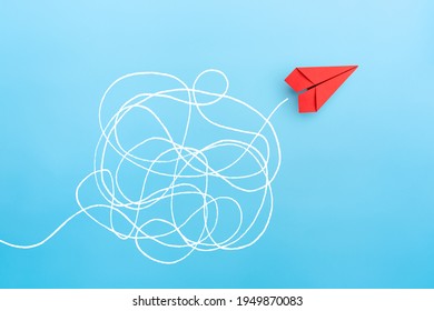 Business for Solution Konzept. rote Papierebene auf blauem Hintergrund