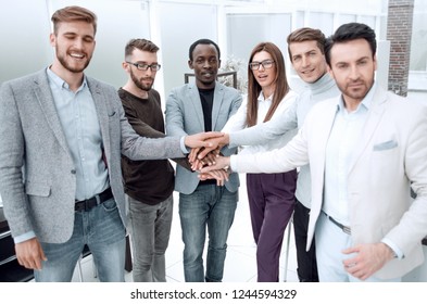 Geschäftsteam bei einem Treffen mit Händen