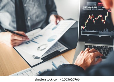 Business Team Investment Entrepreneur Trading Diskussion und Analyse Graphen Börsenhandel, Stockdiagrammkonzept