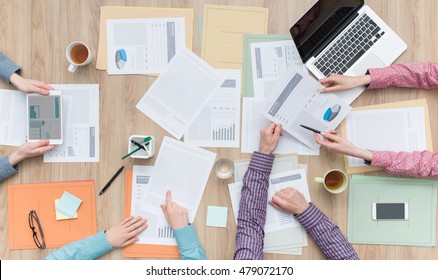 Geschäftsteam arbeitet am Büroschreibtisch mit Papierarbeit, einem Laptop und einem digitalen Tablet-, Teamwork- und Finanzkonzept