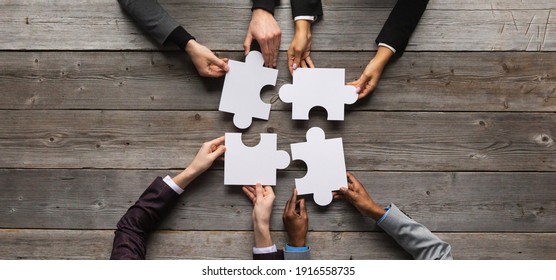 Business-Teamwork mit weißem Puzzle aus vier Teilen Zusammenarbeitskonzept