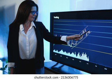 Business Woman Explaining Trading Strategies Inside Bank Meeting Room - Focus On Left Hand