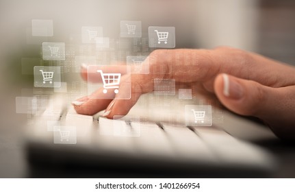 Geschäftsfrau Hand-Tippen auf der Tastatur mit Online-Shopping-Konzept