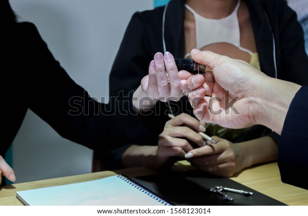 Business woman\
handing the car keys to\
partner.